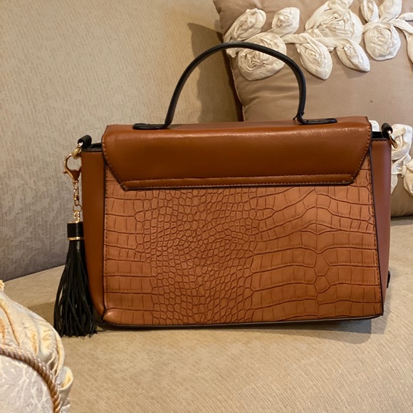 🆕 Adrienne Vittadini Instinct Collection Satchel - Picture 3 of 10